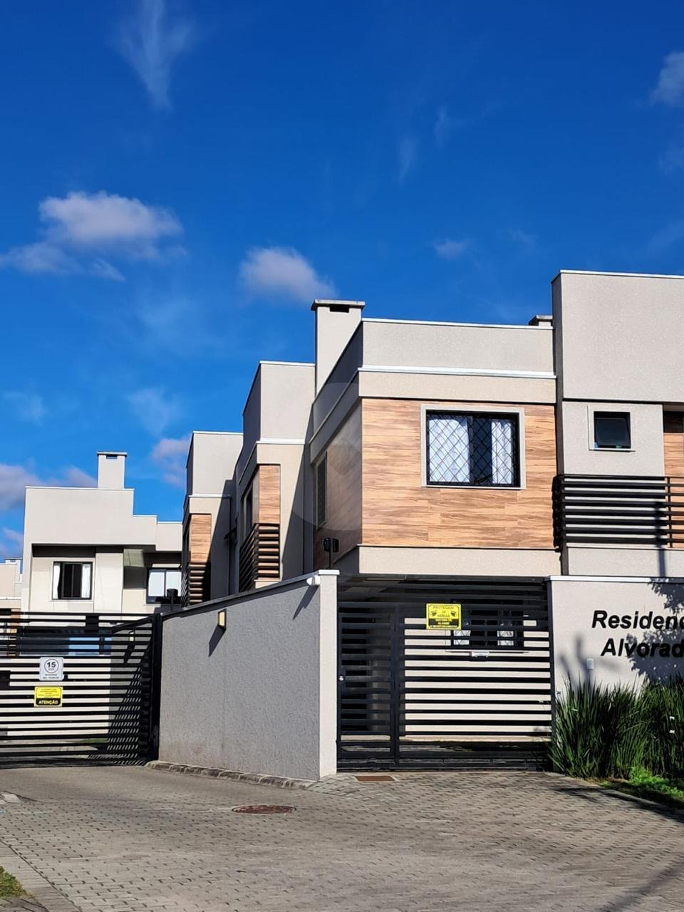 Sobrado à Venda em Condomínio Fechado  Uberaba, Curitiba PR  3 Dorms e 2 Vagas