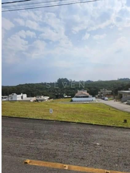 Terreno de 308m  em condomínio fechado em Colombo por R 170 mil 