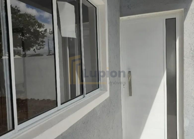 Casa no Cajuru com 2 Quartos e Garagem por R  250.000,00  Val...