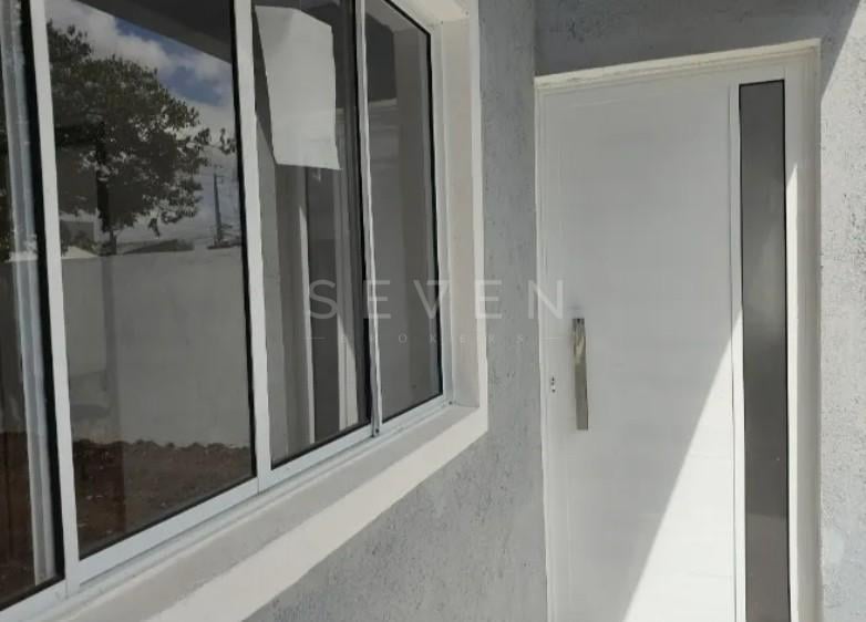 Casa no Cajuru com 2 Quartos e Garagem por R  250.000,00  Val...