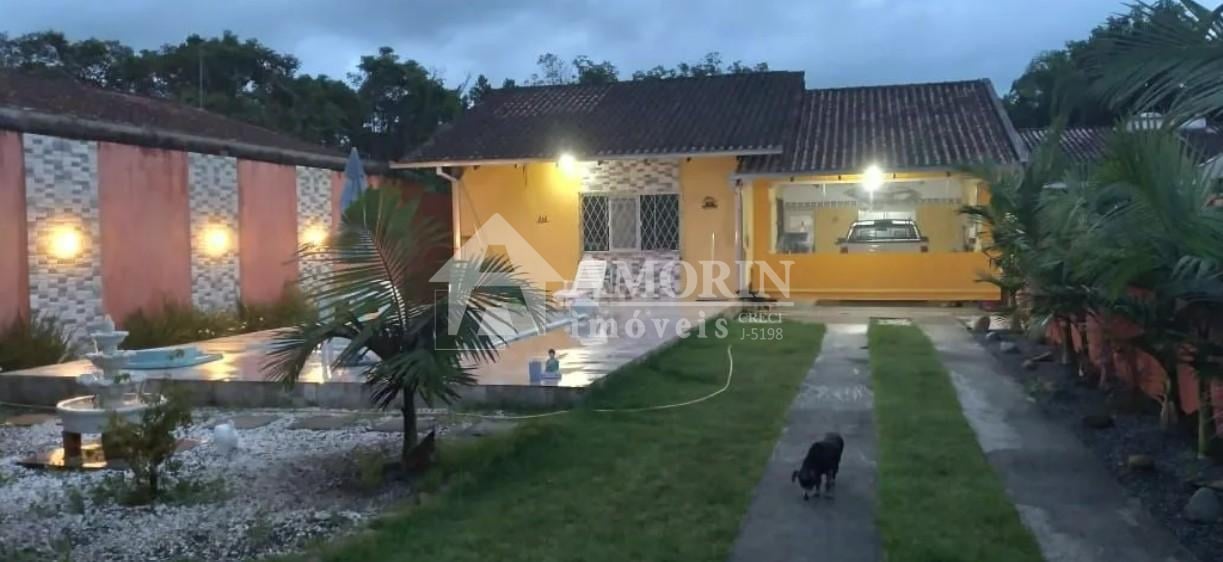 Casa com edícula, piscina e 3 quartos em Guaratuba  700m da p...