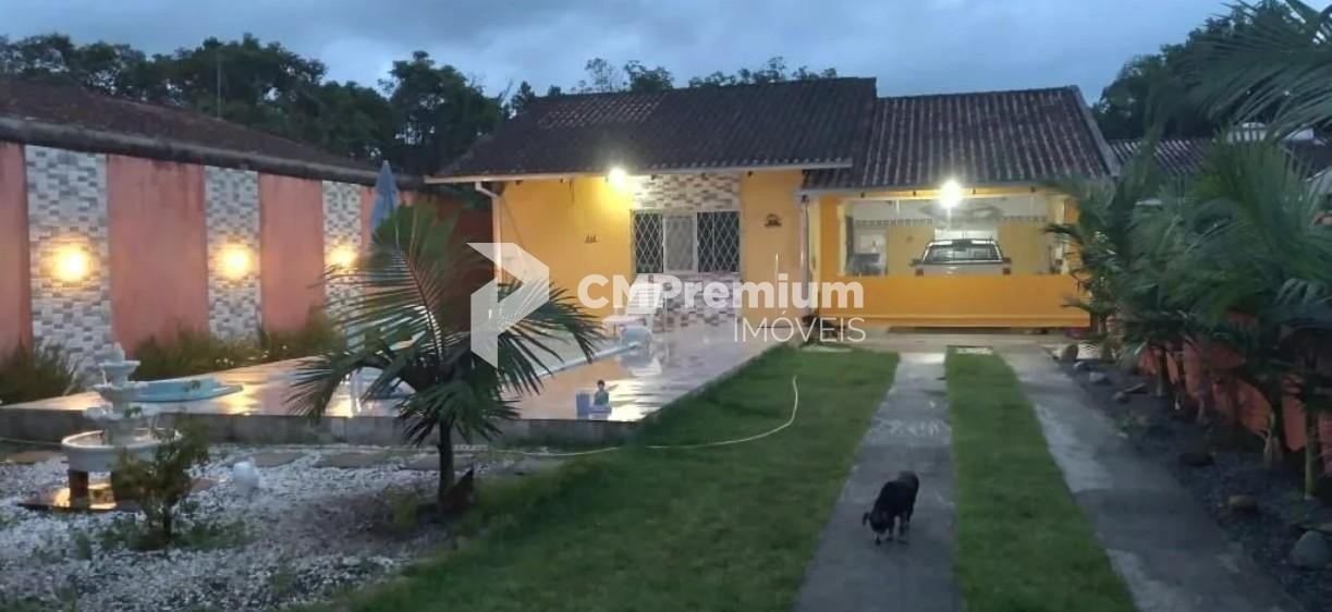 Casa com edícula, piscina e 3 quartos em Guaratuba  700m da p...