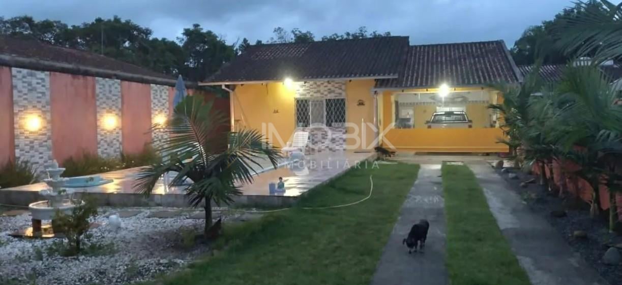 Casa com edícula, piscina e 3 quartos em Guaratuba  700m da p...
