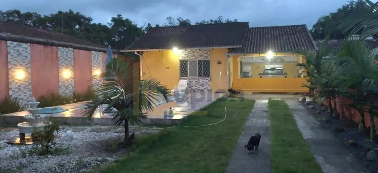 Casa com edícula, piscina e 3 quartos em Guaratuba  700m da p...