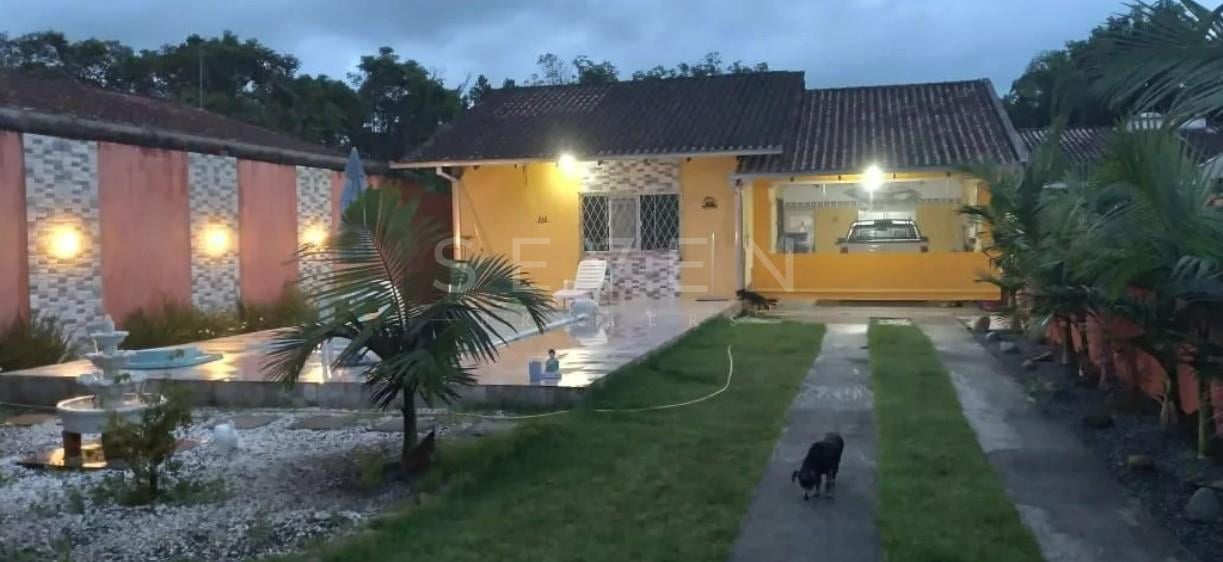 Casa com edícula, piscina e 3 quartos em Guaratuba  700m da p...