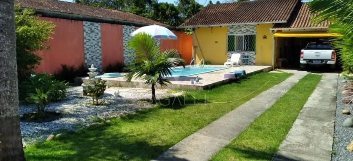 Casa com edícula, piscina e 3 quartos em Guaratuba  700m da p...