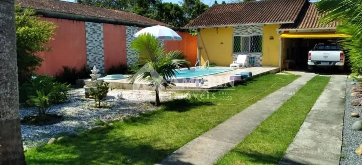 Casa com edícula, piscina e 3 quartos em Guaratuba  700m da p...