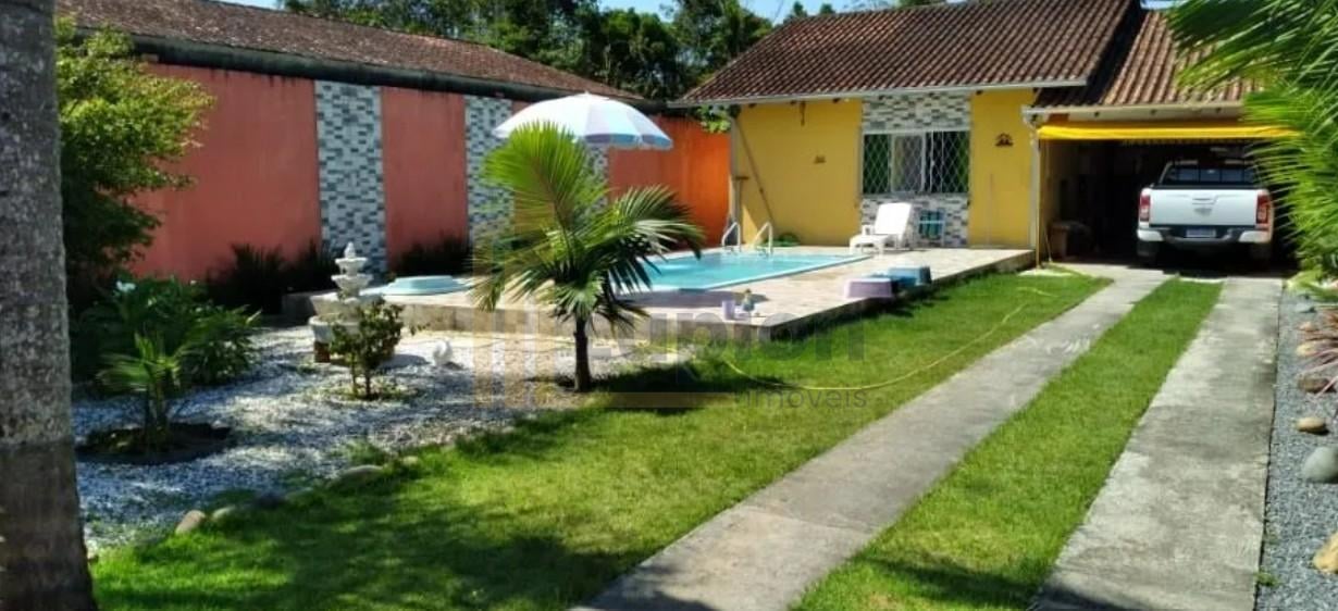 Casa com edícula, piscina e 3 quartos em Guaratuba  700m da p...