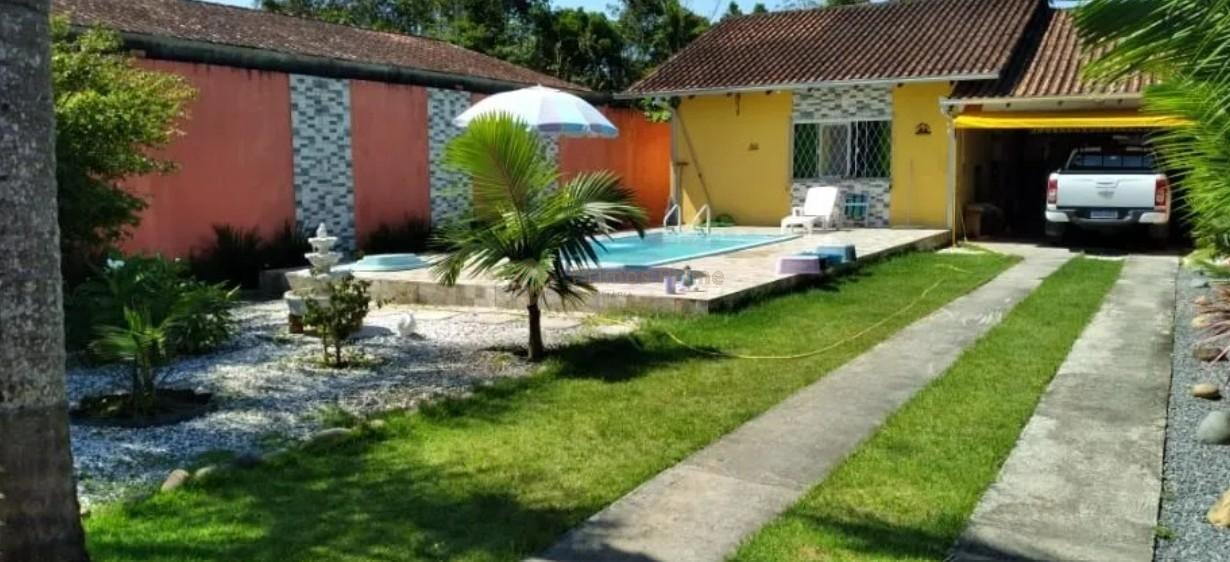 Casa com ed?cula, piscina e 3 quartos em Guaratuba ? 700m da p...
