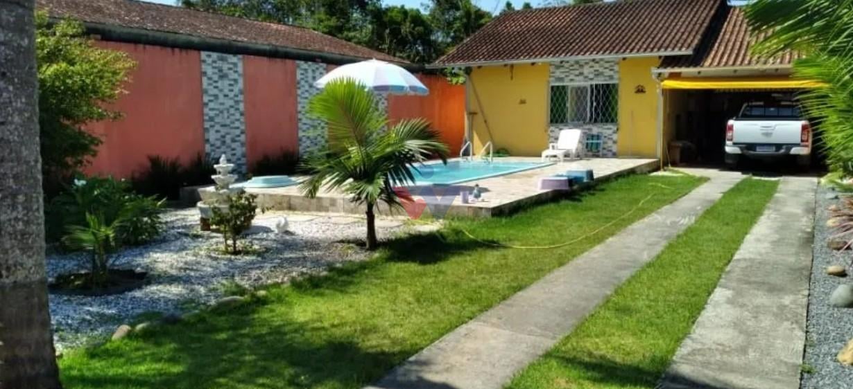 Casa com edícula, piscina e 3 quartos em Guaratuba  700m da p...