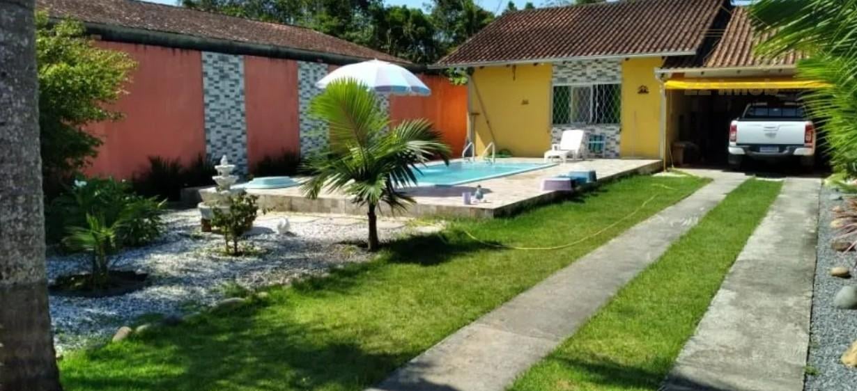 Casa com edícula, piscina e 3 quartos em Guaratuba  700m da p...