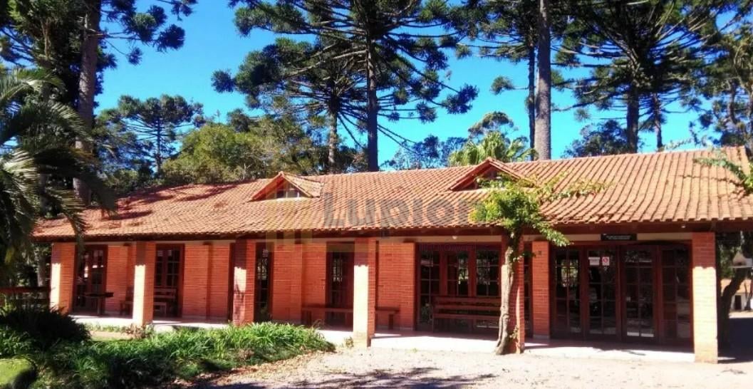 Espetacular propriedade com casas, salões, piscinas e lagos  l...