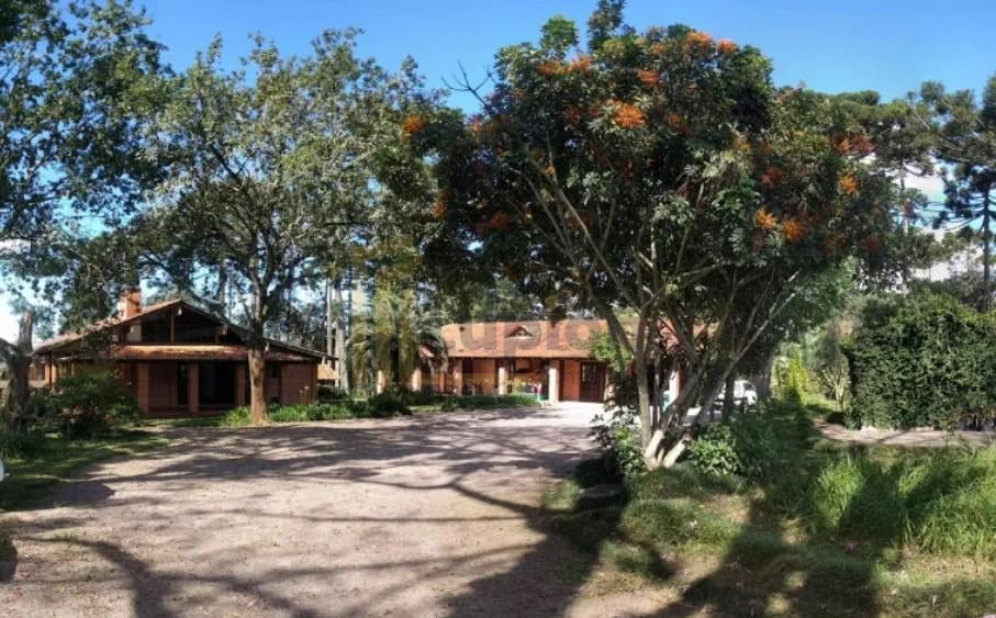 Espetacular propriedade com casas, salões, piscinas e lagos  l...