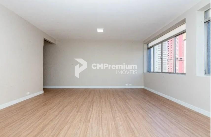 Apartamento amplo e reformado no Batel Água Verde  3 quartos ...