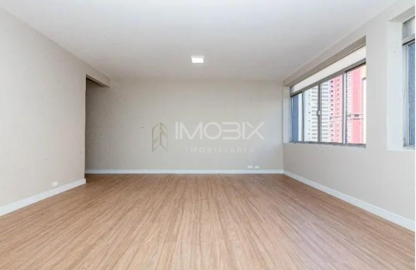 Apartamento amplo e reformado no Batel Água Verde  3 quartos ...