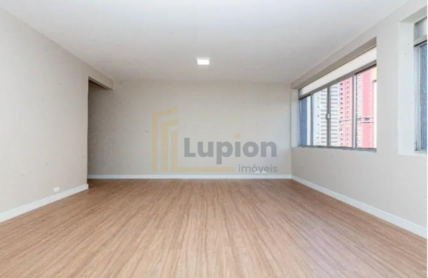 Apartamento amplo e reformado no Batel Água Verde  3 quartos ...
