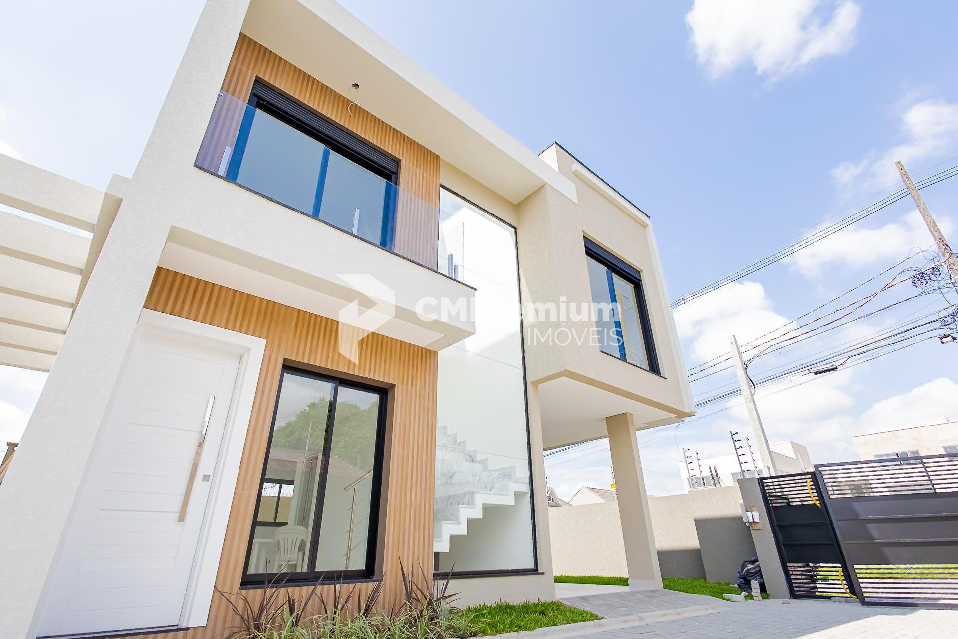 Sobrado de Alto Padrão com 3 Quartos, Suíte e Conforto Exclusivo