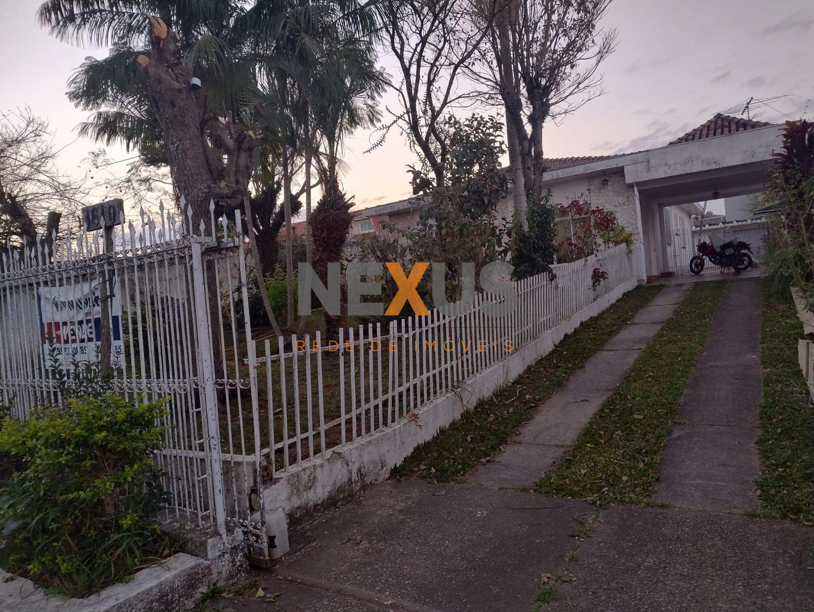Casa ampla com 4 quartos e 675m  de terreno no Hauer, Curitiba