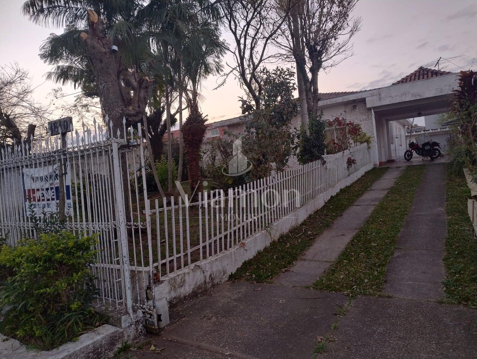 Casa ampla com 4 quartos e 675m  de terreno no Hauer, Curitiba