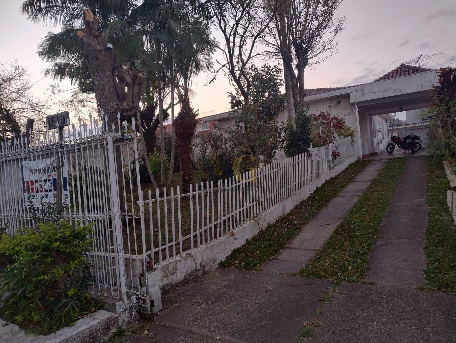 Casa ampla com 4 quartos e 675m  de terreno no Hauer, Curitiba