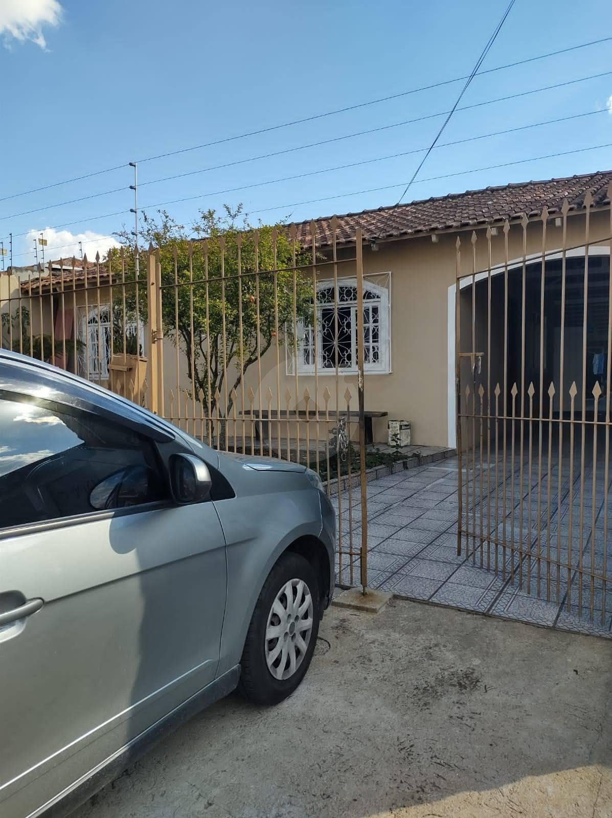 Oportunidade  Casa com Sobrado Grande no Capão Raso  Ideal para Investir ou Morar