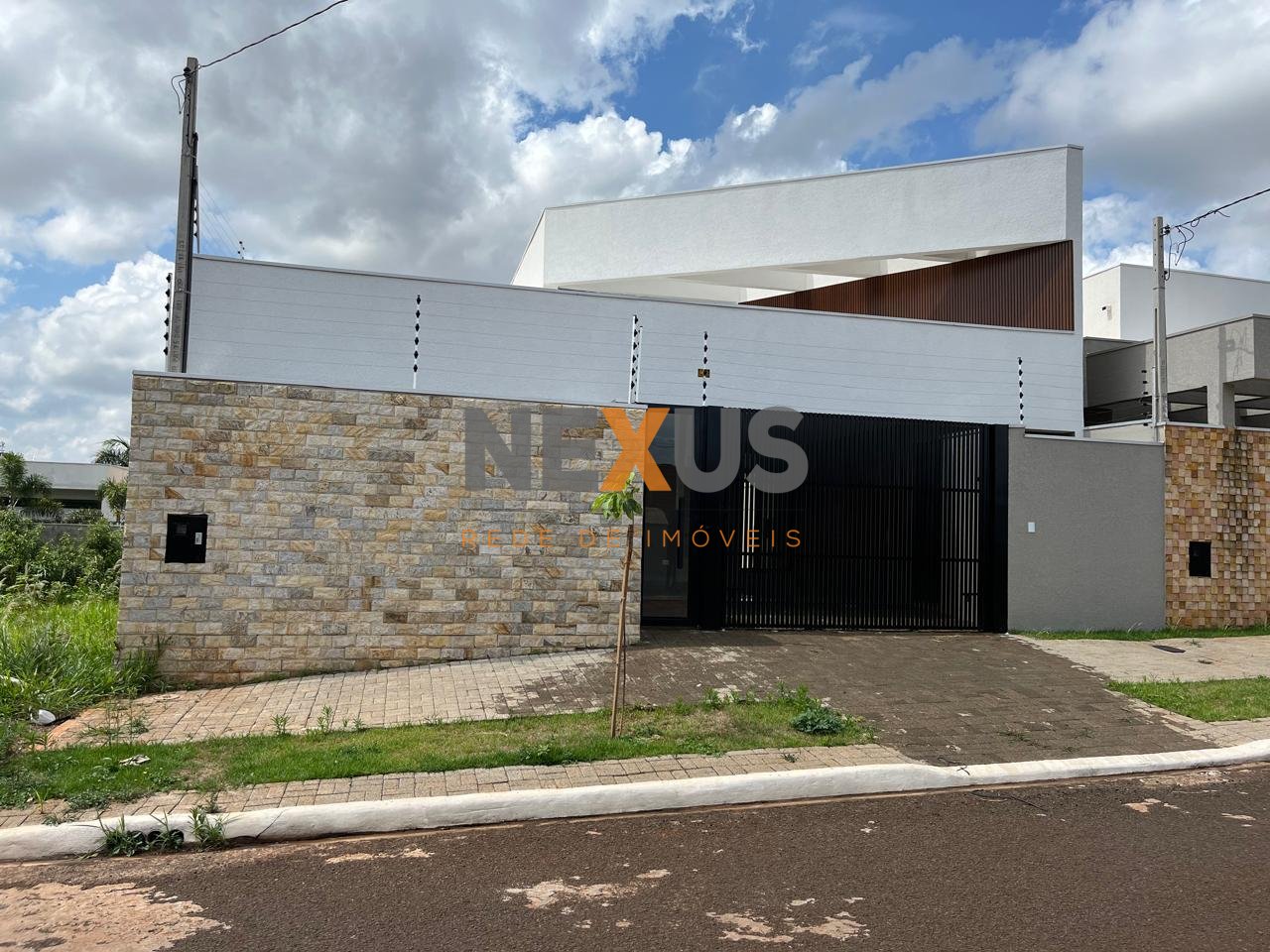 Casa no Jardim Munique com 3 Suítes, Piscina e Churrasqueira  ...