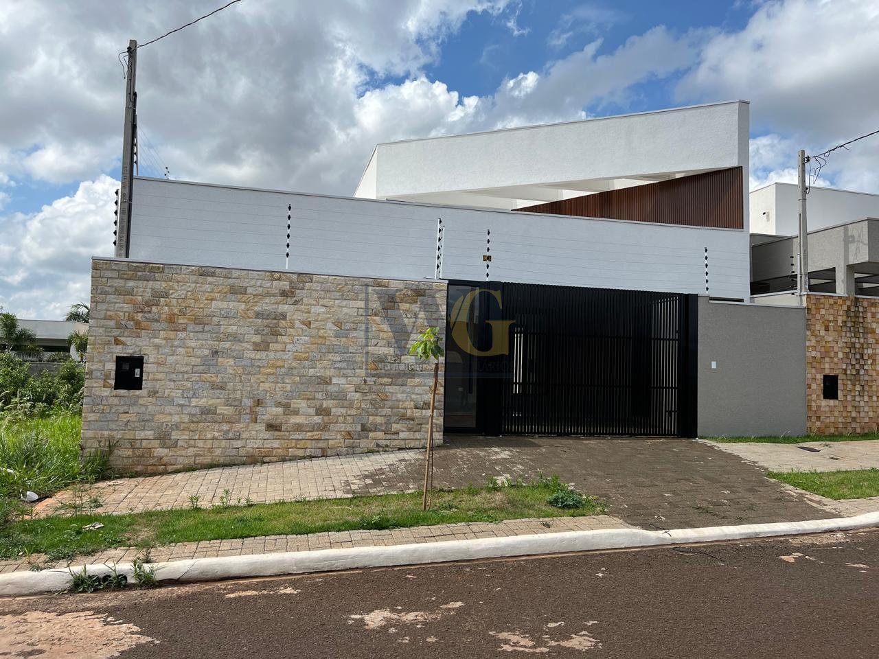 Casa no Jardim Munique com 3 Suítes, Piscina e Churrasqueira  ...