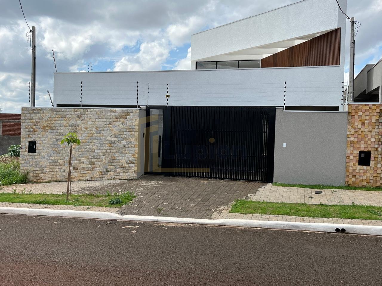 Casa no Jardim Munique com 3 Suítes, Piscina e Churrasqueira  ...