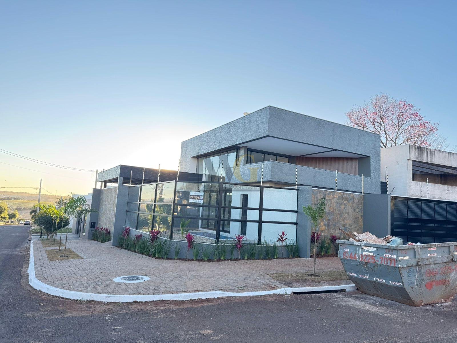 Casa dos Sonhos à Venda no Jardim Munique  3 Suítes, Piscina e...