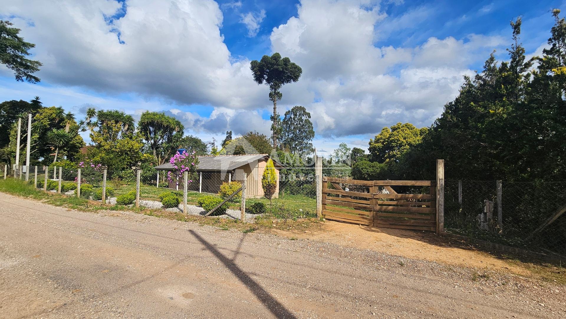 Terreno Amplo com Casa em Madeira e Pomar  Tranquilidade e Esp...