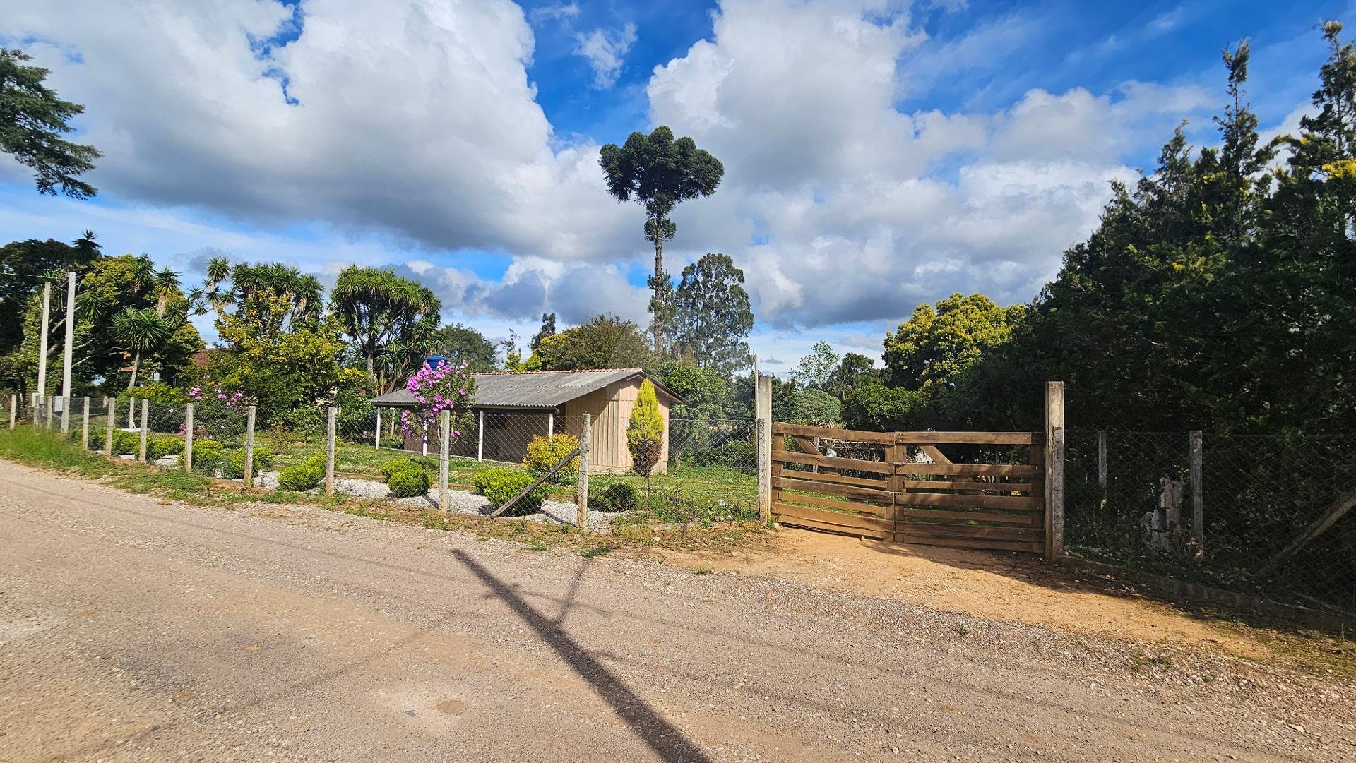 Terreno Amplo com Casa em Madeira e Pomar  Tranquilidade e Espaço para Sua Família  Se o que você p