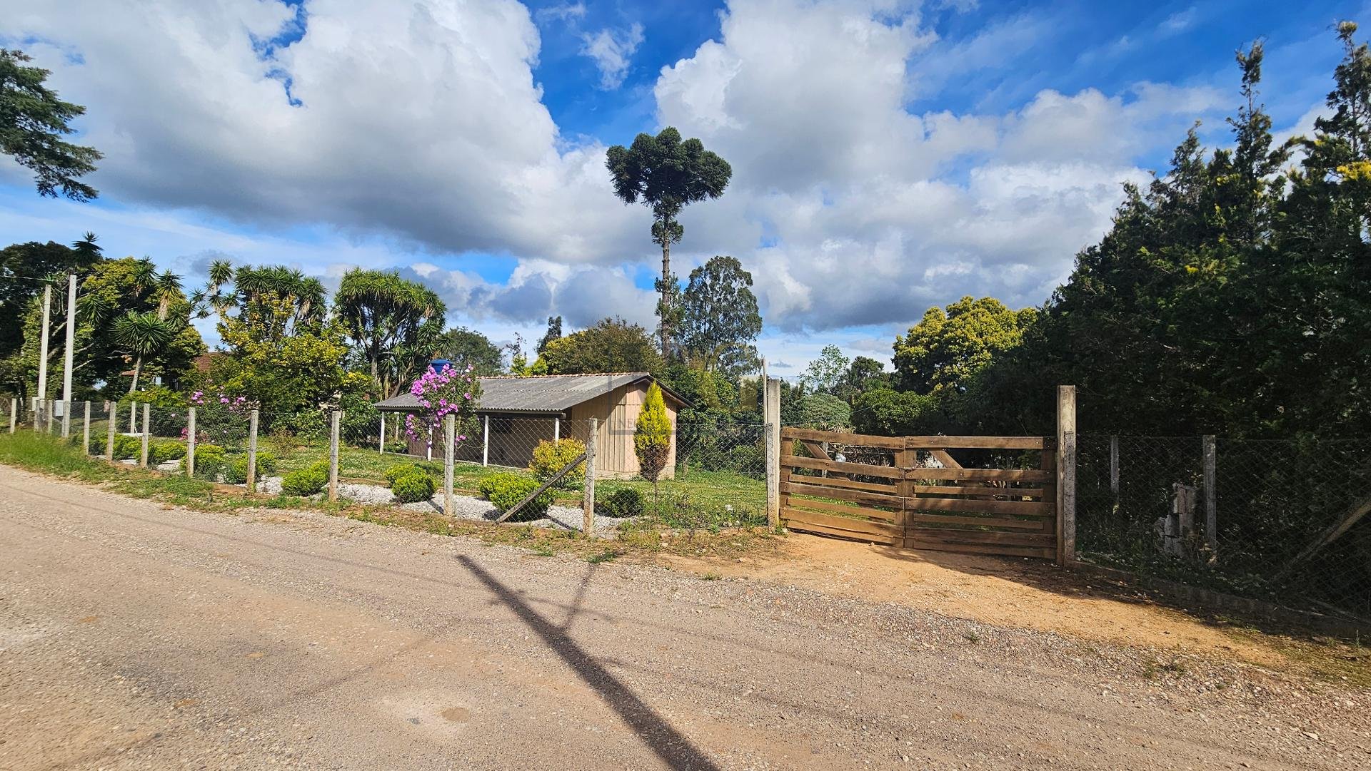Terreno Amplo com Casa em Madeira e Pomar  Tranquilidade e Esp...