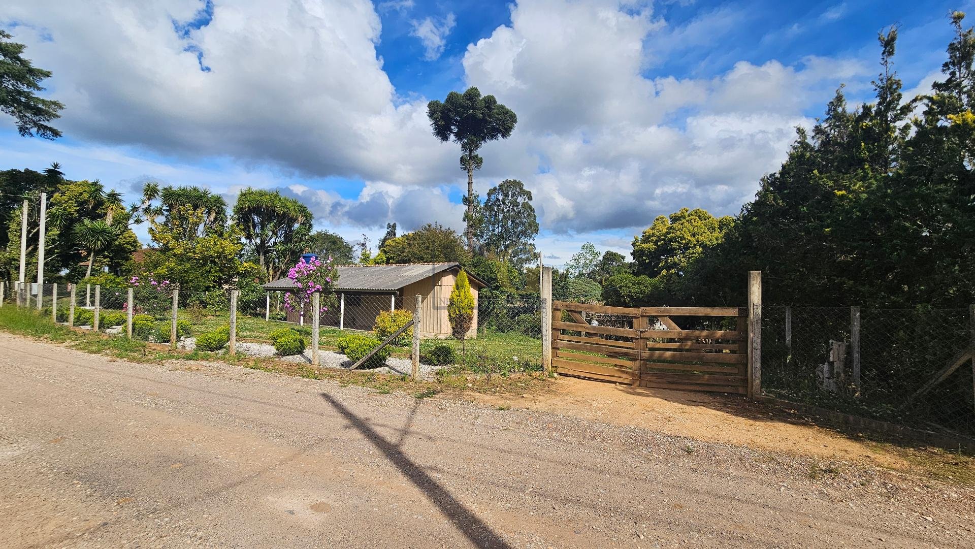 Terreno Amplo com Casa em Madeira e Pomar  Tranquilidade e Esp...