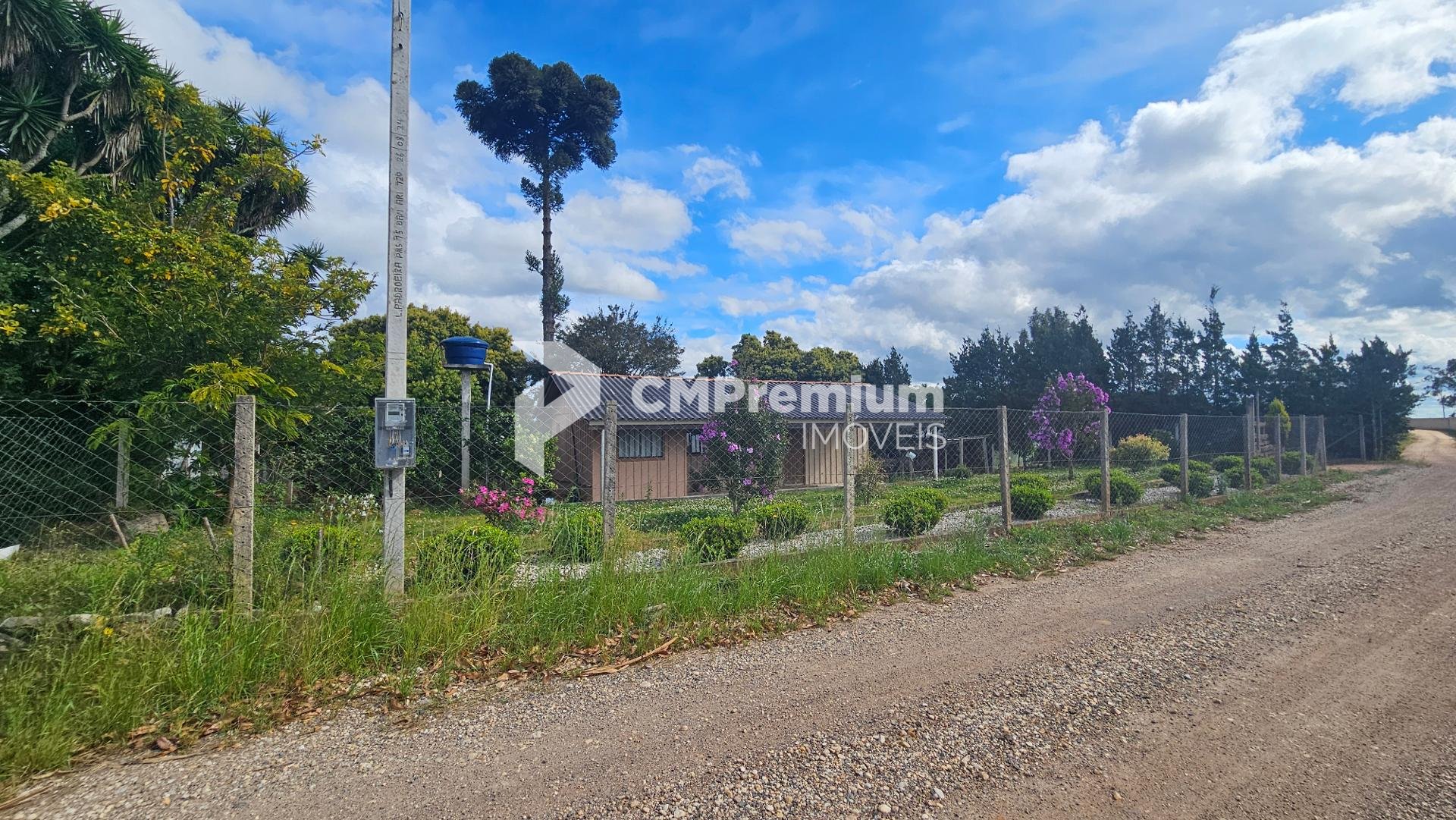 Terreno Amplo com Casa em Madeira e Pomar  Tranquilidade e Esp...