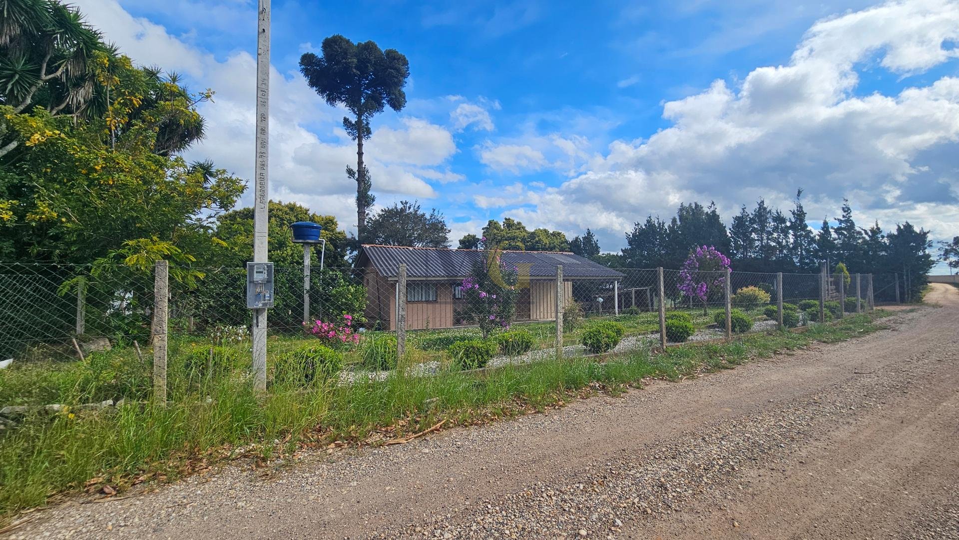 Terreno Amplo com Casa em Madeira e Pomar  Tranquilidade e Esp...