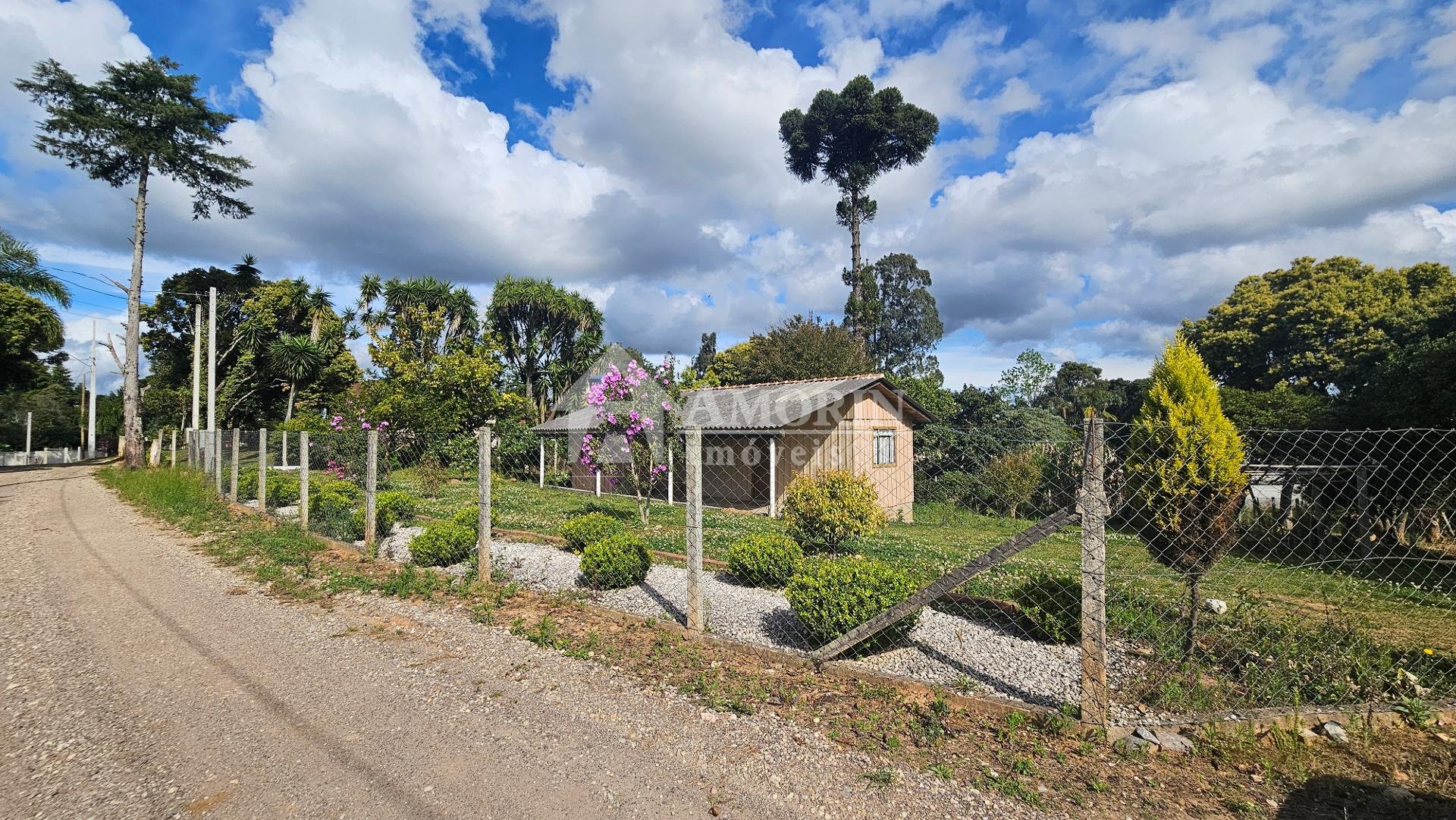 Terreno Amplo com Casa em Madeira e Pomar  Tranquilidade e Esp...
