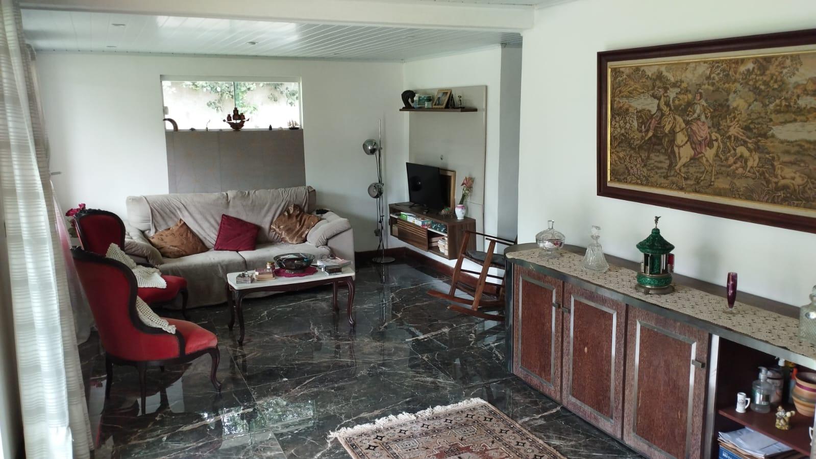 Casa ampla com 3 quartos em área verde, a 5 km do centro