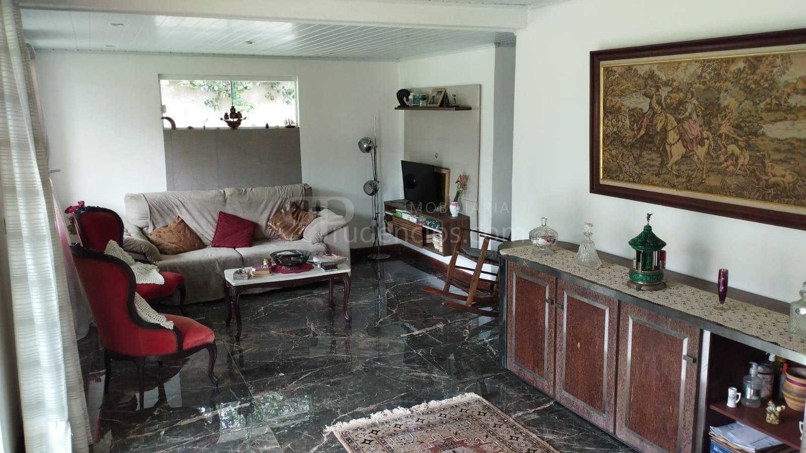 Casa ampla com 3 quartos em área verde, a 5 km do centro