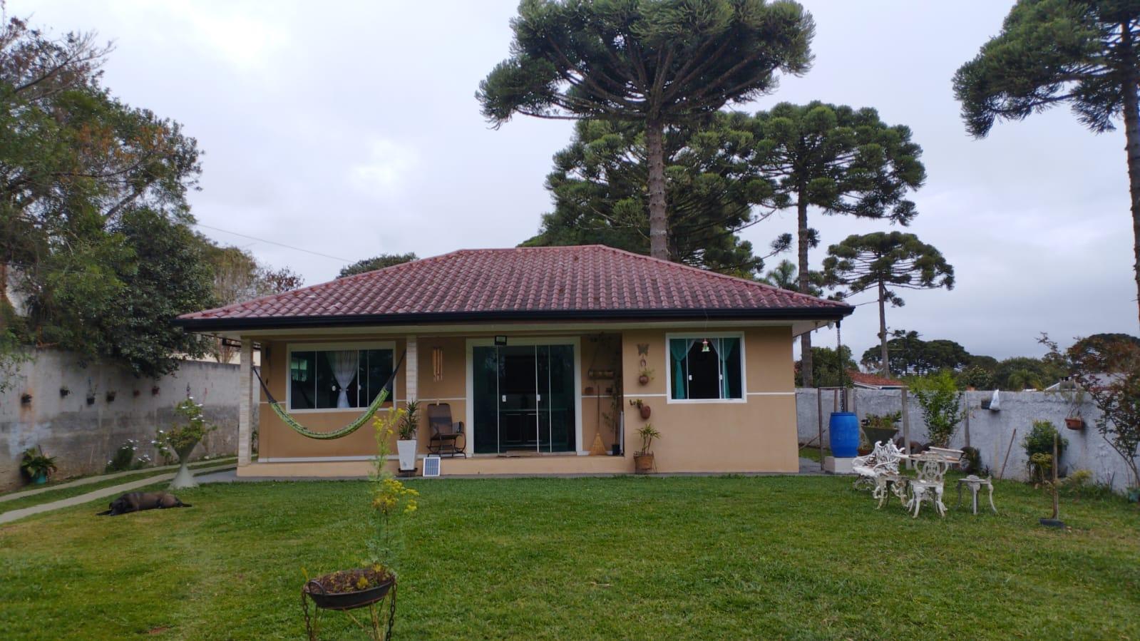 Casa ampla com 3 quartos em área verde, a 5 km do centro