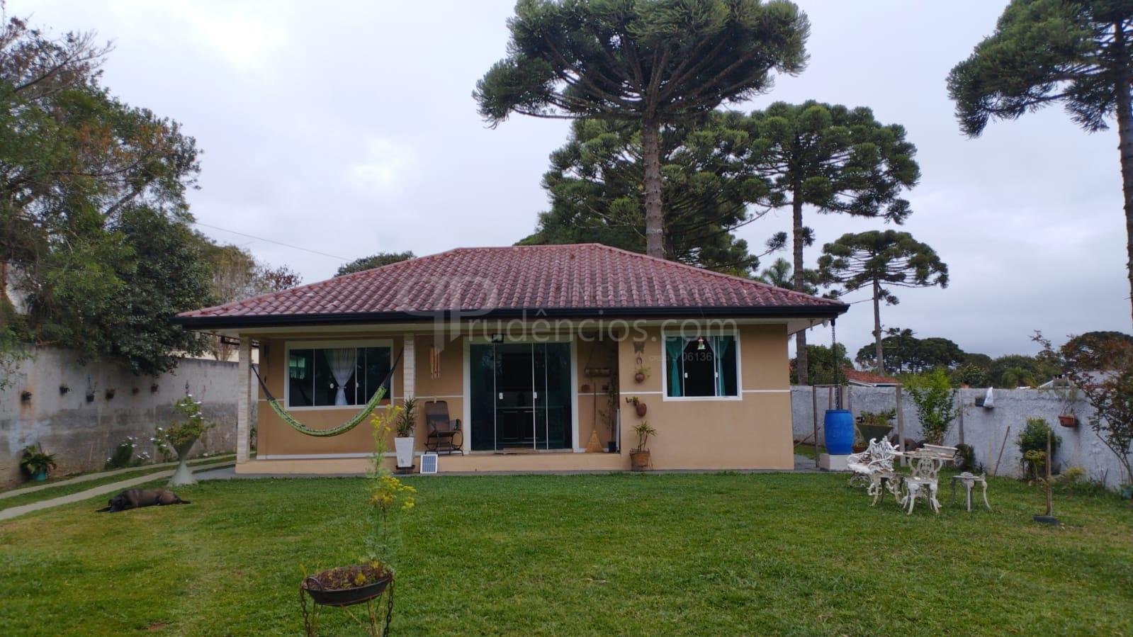 Casa ampla com 3 quartos em área verde, a 5 km do centro