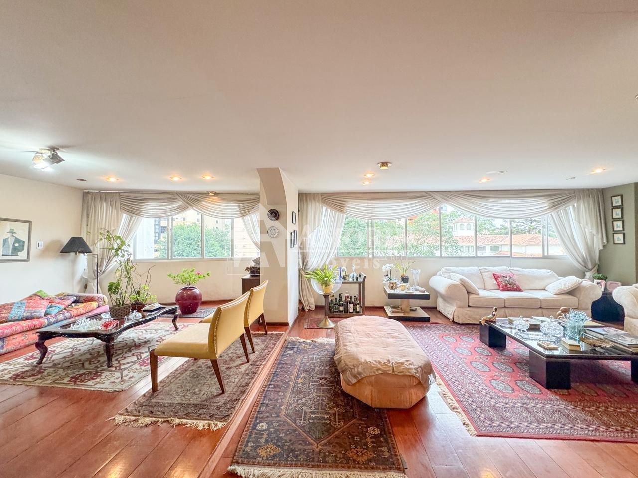 Apartamento Reformado no Bigorrilho com Su?te e Varanda. 2 Qua...