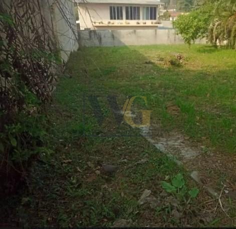 Terreno de Esquina 435 m  em Bairro Valorizado  Próximo ao Trê...