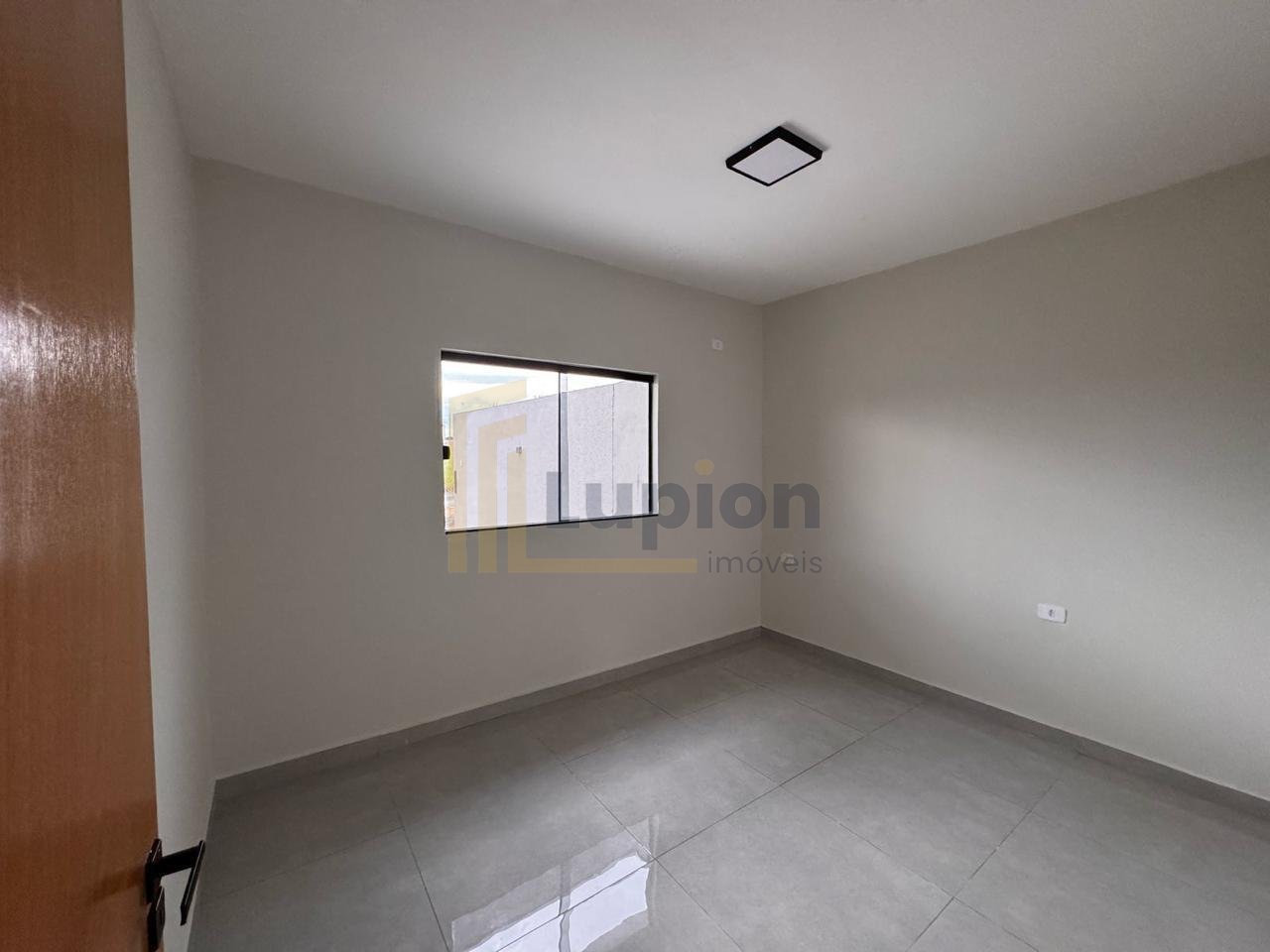 Linda Casa com Espaço Gourmet e Jardim no Jardim Centro Cívico...