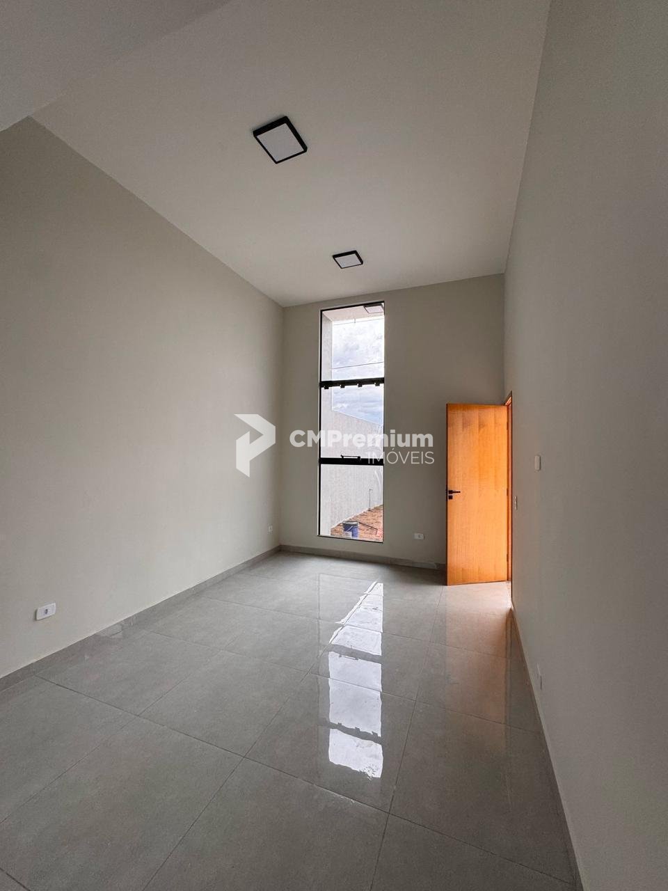 Linda Casa com Espaço Gourmet e Jardim no Jardim Centro Cívico...