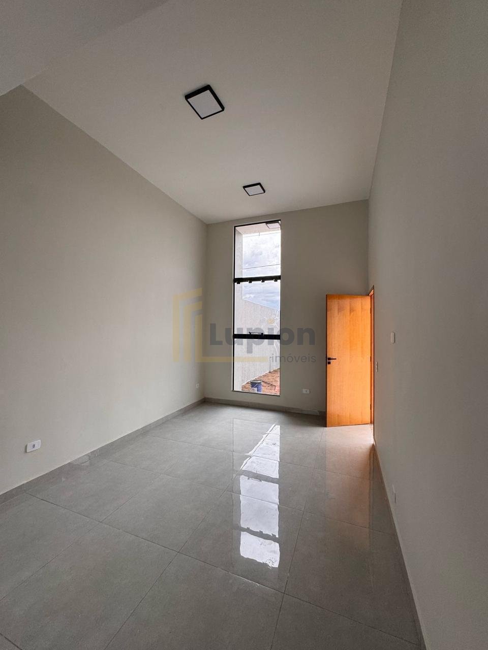 Linda Casa com Espaço Gourmet e Jardim no Jardim Centro Cívico...