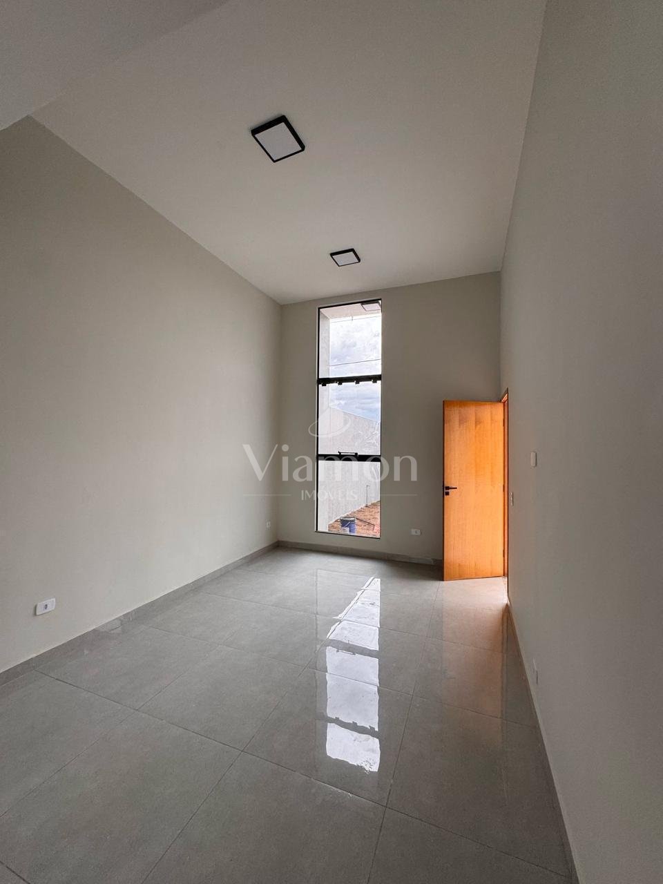Linda Casa com Espaço Gourmet e Jardim no Jardim Centro Cívico...