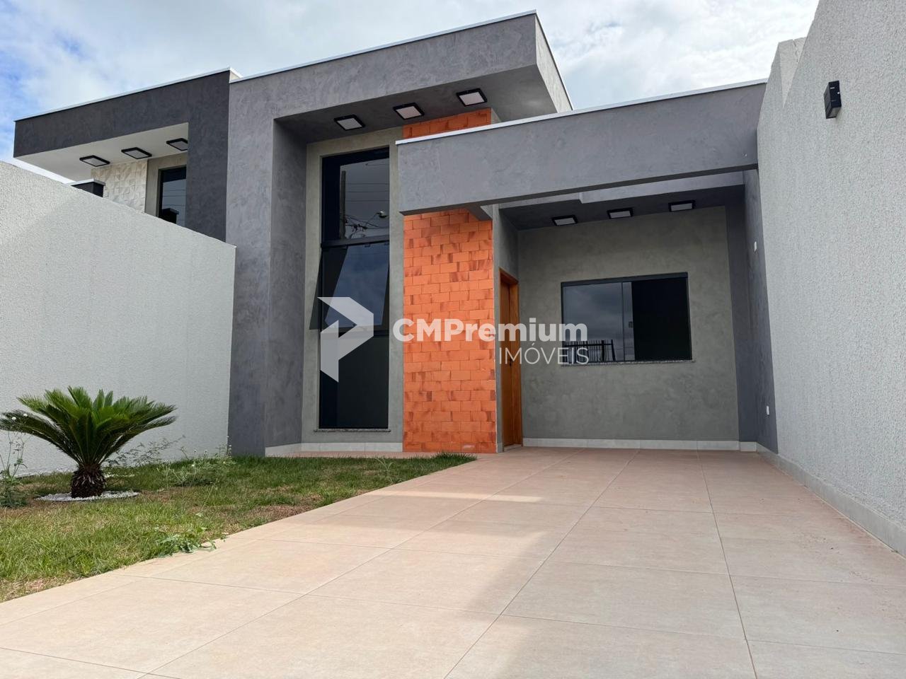 Linda Casa com Espaço Gourmet e Jardim no Jardim Centro Cívico...
