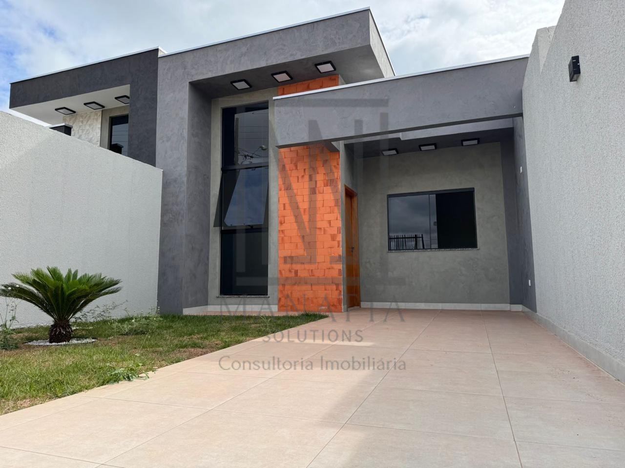 Linda Casa com Espaço Gourmet e Jardim no Jardim Centro Cívico...