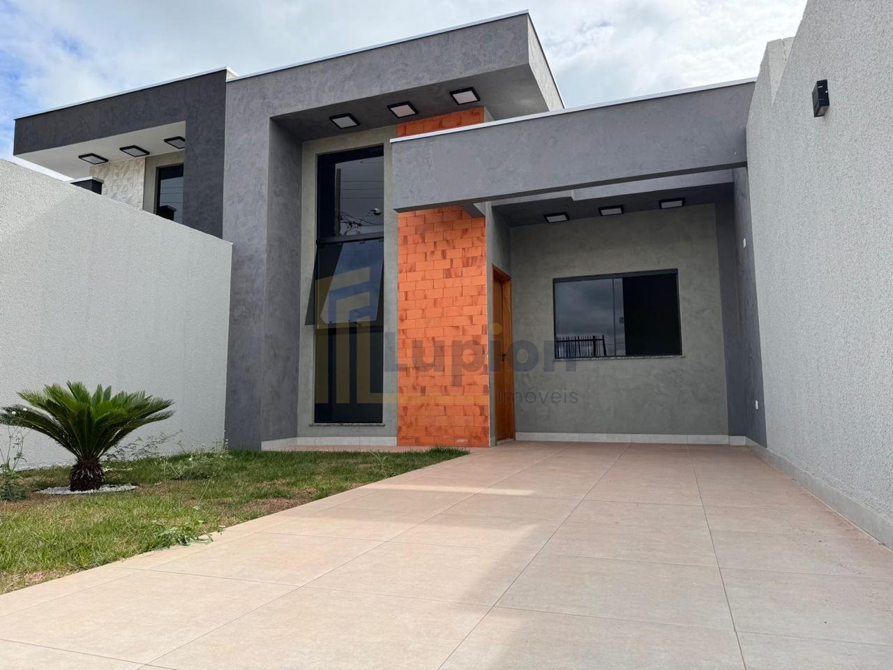 Linda Casa com Espaço Gourmet e Jardim no Jardim Centro Cívico...