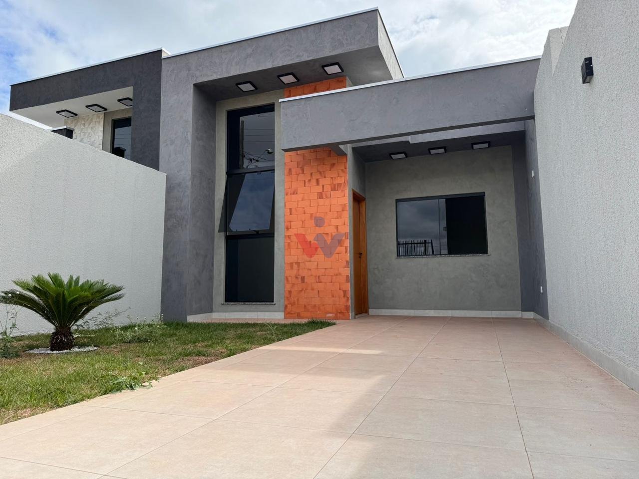 Linda Casa com Espaço Gourmet e Jardim no Jardim Centro Cívico...